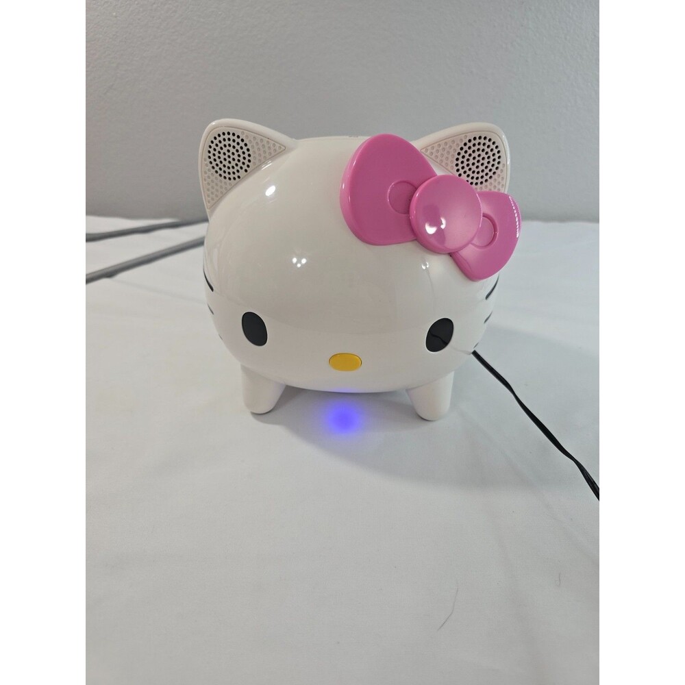 Japan Exclusive Sanrio Hello Kitty IPod Speaker Dock white w/ plug adaptor